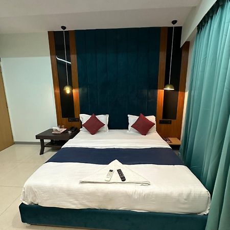 Hotel Sky Palace Adajan Surat Exterior photo